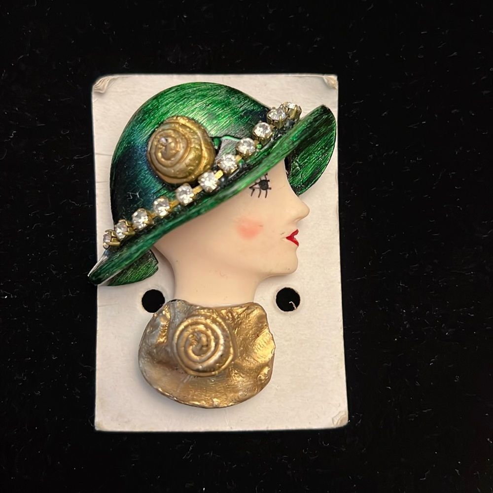 NWOT Beautiful ladies face brooch with diamond rimmed hat .